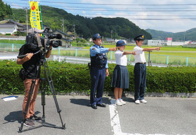 広島県世羅署で職場体験中の中学生が出演した自転車ヘルメット着用の啓発動画を制作