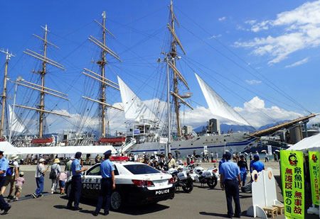 新潟県糸魚川署が姫川港の開港50周年記念イベントで警察広報活動