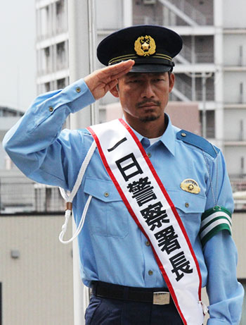 大阪府南署の交通安全イベントに元阪神タイガース選手の鳥谷敬さんが一日署長として参加