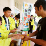 愛媛県大洲署が高校生と梨を配って「特殊詐欺被害無し」を呼び掛け