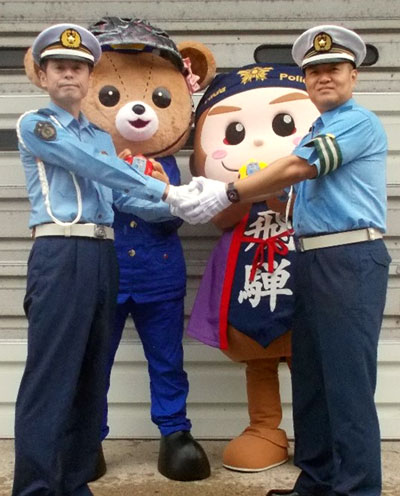 富山県富山南署と岐阜県飛騨署が県境で交通安全キャンペーン