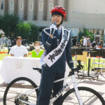 兵庫県西宮署の交通安全イベントでタレントの彩羽真矢さんが自転車用ヘルメットの着用訴え