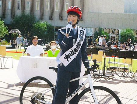 兵庫県西宮署の交通安全イベントでタレントの彩羽真矢さんが自転車用ヘルメットの着用訴え