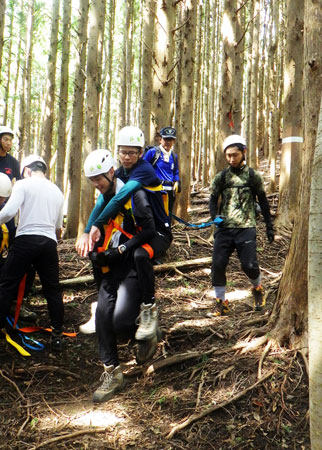 三重県警で山岳遭難を想定した負傷者搬送訓練行う