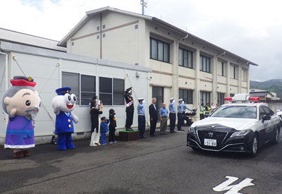 佐賀県小城署でボンド画家・冨永ボンドさんと交通安全パトロール隊の出発式