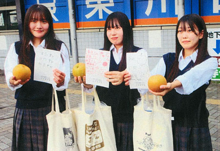 埼玉県武南署と管内高校生が「梨」を配って交通事故「ナシ」を啓発