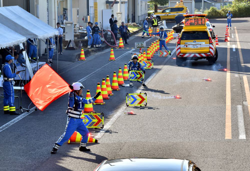 岐阜県警高速隊とハイウェイ・パトロール交通管理隊が合同交通規制競技大会