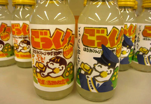 高知県安芸署が提案　ゆず飲料「ごっくん馬路村」に県警特別ラベルが登場