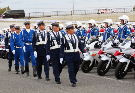 埼玉県警が「夕暮れ守り隊」を編成　白バイ経験者による「見せる街頭」活動で事故抑止を