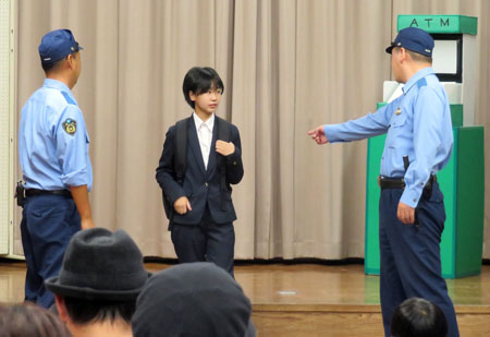 岡山県警が闇バイトへの加担防止を訴え　警察官と中学生が演劇で共演