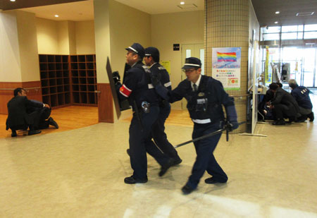 福岡県飯塚・田川署が殺傷事案対処訓練　行政機関窓口でのトラブルを想定