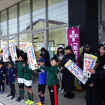 愛知県豊田署がラグビースクールの園児・児童と交通安全広報　薄暮時の横断歩行者の事故を受け