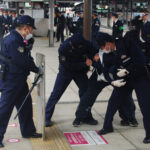 奈良県警が駅で無差別殺傷・BCテロを想定した対処訓練　鉄道事業者と連携の手順を確認