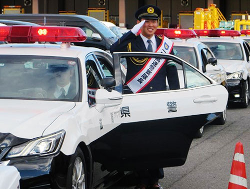 滋賀県警高速隊が交通安全県民運動出発式　冬期の事故防止を啓発