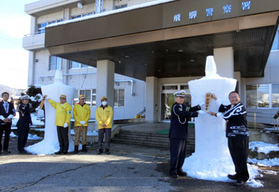 岐阜県飛騨署玄関前に交通安全を祈願した雪像ろうそく