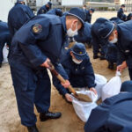 広島県警察学校の初任科生が災害警備訓練　土砂災害を想定し土嚢等の作成・運搬に取り組む