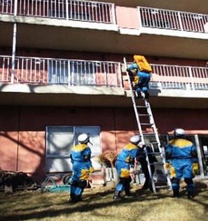 埼玉県鴻巣署と鴻巣消防署が高齢者施設で大震災を想定した防災訓練