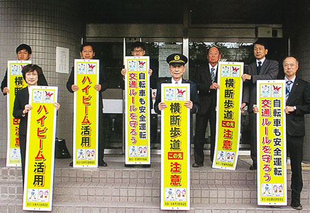 兵庫県加古川署が管内自治体等と交通安全啓発の電柱幕作る