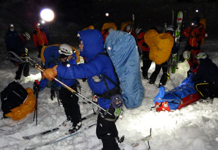 北海道札幌方面倶知安署が消防と合同の山岳救助セミナー　雪山で救助活動の実地訓練も