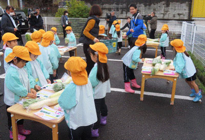 幼稚園児が両親らに交通安全メッセージ届ける　岡山県水島署が２種類の啓発活動を展開