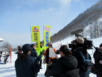 札幌方面手稲署が外国人観光客にレンタカー事故防止の啓発活動