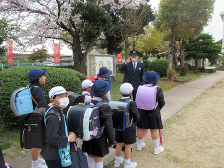 岡山県水島署が教職員やボランティアと児童の「見守り・あいさつ運動」