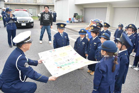 愛知県江南署で園児が高齢者の事故防止願って寄せ書き作る