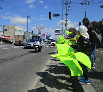 札幌方面江別署が幼稚園児と安全運転呼びかける「旗の波啓発活動」
