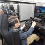 大阪府警が運転免許試験場で高齢者対象の交通フェスタ開く