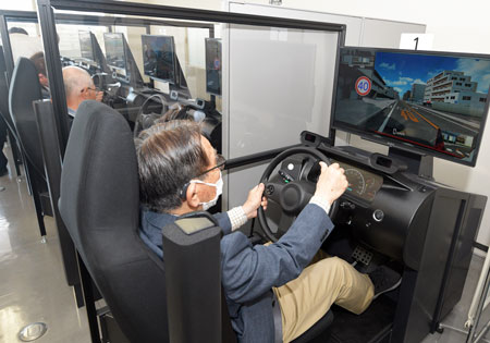 大阪府警が運転免許試験場で高齢者対象の交通フェスタ開く