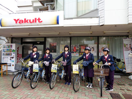 石川県警がヤクルトを自転車用ヘルメット着用モデル事業所に委嘱