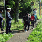 岐阜県恵那署が児童対象に第4種踏切の渡り方を指導