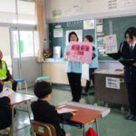 岡山県玉島署が新1年生に通学時の交通安全教室を実施