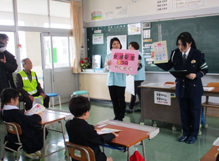 岡山県玉島署が新1年生に通学時の交通安全教室を実施
