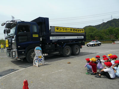 愛知県豊田署でトラックの危険性教える小学生への交通安全教室
