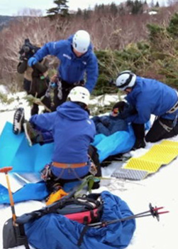 旭川方面稚内署が利尻山で山岳遭難救助訓練