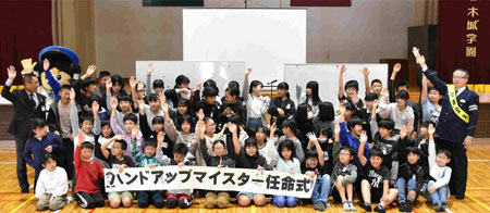 宮崎県高鍋署が小学生を横断歩道でのハンドアップマイスターに任命