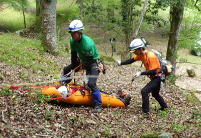愛知県新城署・設楽署・航空隊で山岳事故合同救出訓練を実施