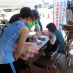 岐阜県岐阜北署がバレーボール女子選手と協力して特殊詐欺被害防止の啓発活動