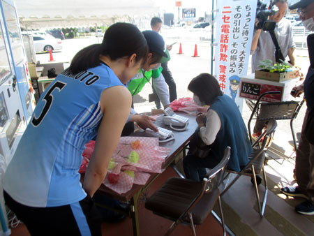 岐阜県岐阜北署がバレーボール女子選手と協力して特殊詐欺被害防止の啓発活動