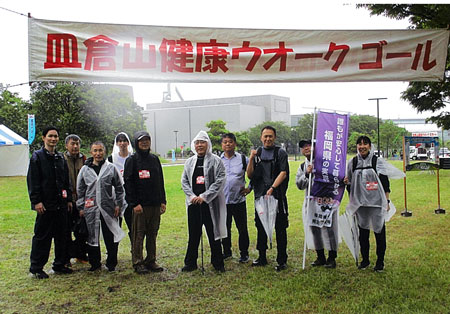 福岡県八幡東署員が地元の魅力感じる「皿倉山ウオーク」に参加