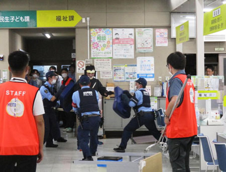 愛知県名東署が区役所で刃物所持不審者対応の防犯訓練