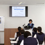 神奈川県警が免許センターで看護学校生徒等と交流会開く