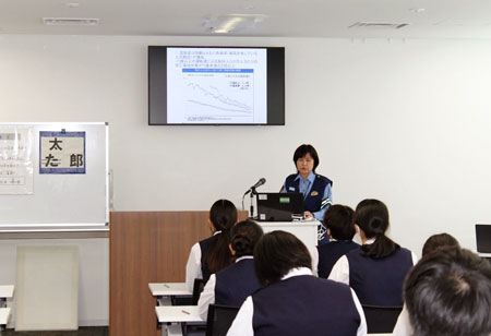 神奈川県警が免許センターで看護学校生徒等と交流会開く