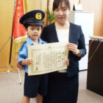徳島県徳島板野署は「アツミゲシ」を見つけた3歳児に感謝状