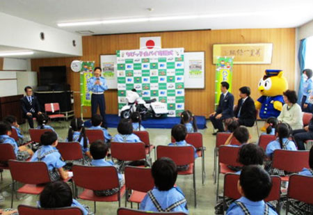 愛知県緑署が幼稚園児に「ちびっ子白バイ」贈る
