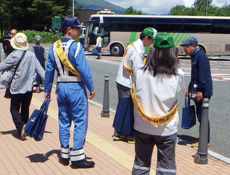 岩手県警高速隊がサービスエリアで死亡事故「ゼロ」キャンペーンを実施