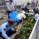 広島県府中署が花の苗植えで駅周辺の環境改善