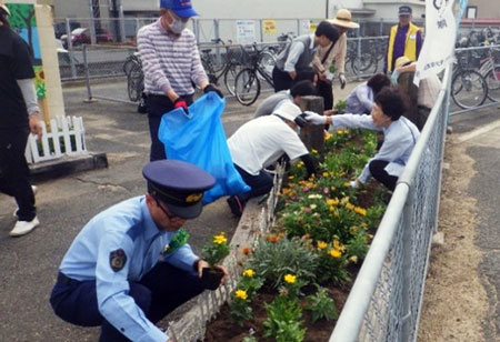 広島県府中署が花の苗植えで駅周辺の環境改善