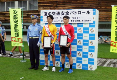 三重県四日市西署が競輪・柴崎兄弟と自転車で夏の交通安全パトロール